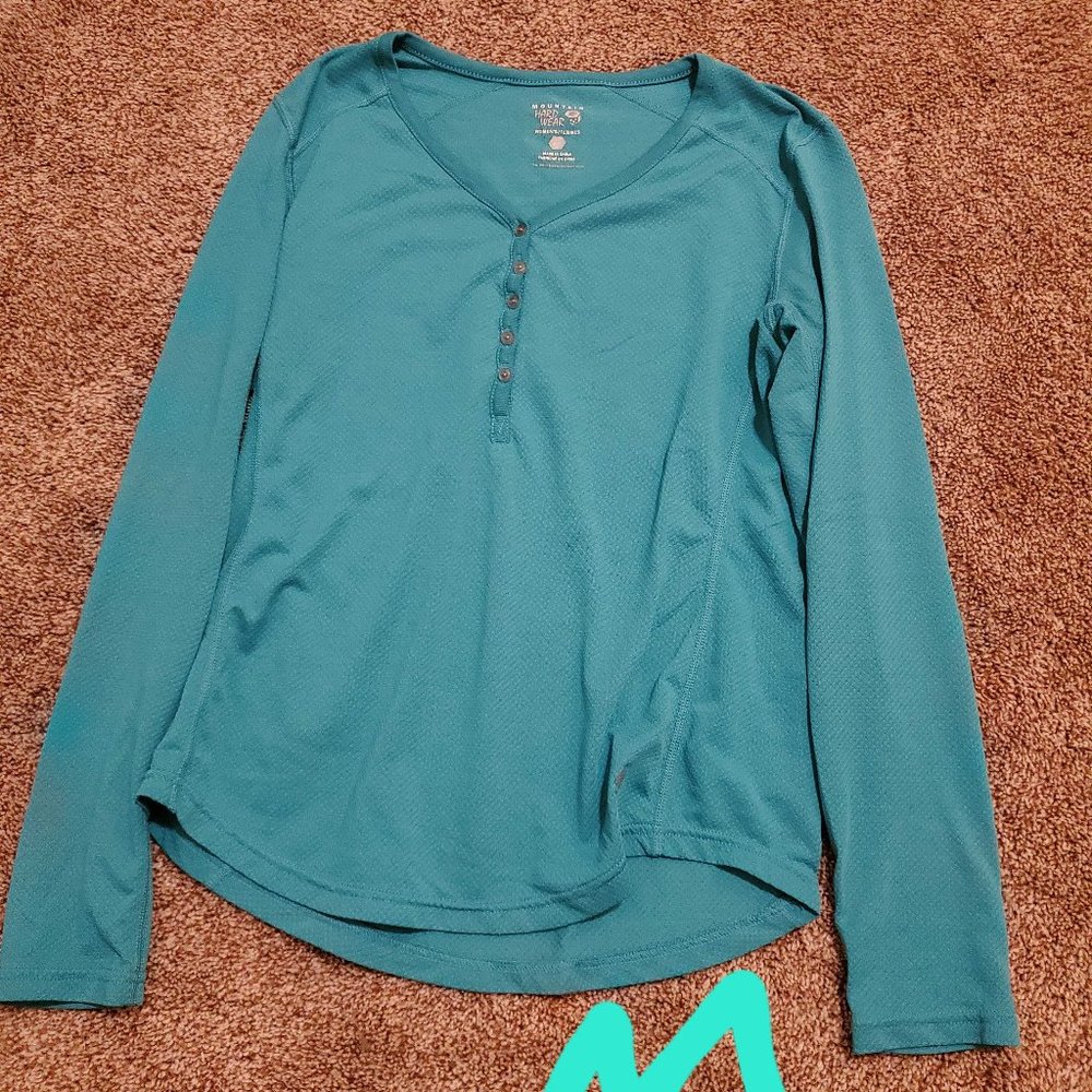 Medium Mountain Hardwear Long Sleeve